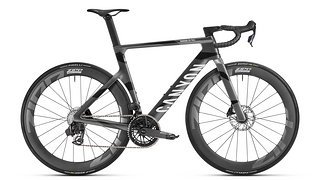 Ausgestattet mit ähnlichen Aero-Features wie den Zipp 404 Firecrest Laufrädern und dem Pace-Bar Aero-Cockpit, ruft Canyon für das Aerorad CF SLX 8 Speed 6.999 € (UVP) auf.