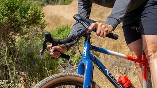 Lang und flach – kein Wunder, da es sich beim P-29er um einen MTB-Rahmen handelt. Erst Dropbar und Starrgabel machen das Fahrrad zum Gravelbike – dafür ist die Geländegängigkeit ohne Frage gegeben. Lang und flach – kein Wunder, da es sich beim P-29er um einen MTB-Rahmen handelt. Erst Dropbar und Starrgabel machen das Fahrrad zum Gravelbike – dafür ist die Geländegängigkeit ohne Frage gegeben.
