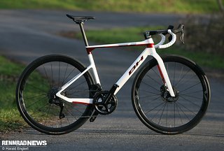 Das Testrad BH Ultralight 9.0 kommt mit Dura Ace Di2 2x12 Schaltgruppe und EVO 38 Disc V3 Laufrädern