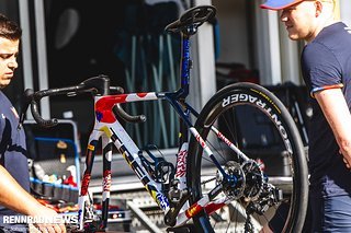 Die Teambikes von Lidl-Trek werden für die erste Etappe vorbereitet.