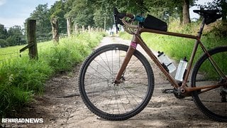 Wir konnten den Laufradsatz an einem Open U.P. Gravel Bike auf den teils sehr felsigen Gravelpfaden des Bergischen auf den Zahn fühlen.