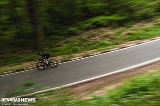 Der ausgesprochen steife Rahmen und der niedrige Schwerpunkt geben viel Sicherheit bei Highspeed.