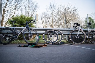 Während Max das Rennen auf einem Cervélo Caledonia-5 in Angriff nimmt, bin ich auf einem Cervélo Soloist unterwegs Während Max das Rennen auf einem Cervélo Caledonia-5 in Angriff nimmt, bin ich auf einem Cervélo Soloist unterwegs