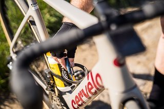 Ein typischer Anblick: Kaum kommt man in Schwung, muss man auch schon wieder anhalten, weil irgendwas am Fahrrad klappert Ein typischer Anblick: Kaum kommt man in Schwung, muss man auch schon wieder anhalten, weil irgendwas am Fahrrad klappert