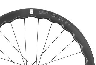 Der Soniq 42 Laufradsatz übernimmt das 2-Wave Rim-Profil von seinem Vorgänger und soll für moderne, voluminöse Reifen ausgelegt sein.