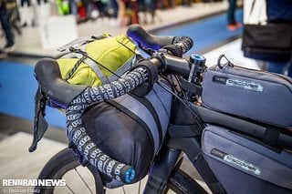 Die Lenkertasche passt zwischen die Gravelbike-Lenkerenden...