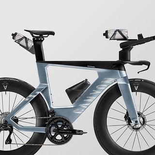 Das Canyon Speedmax soll durch ein ausgewogenes Zusammenspiel aus Gewicht, Aerodynamik und Ergonomie bei Rennen unterstützen. Das Canyon Speedmax soll durch ein ausgewogenes Zusammenspiel aus Gewicht, Aerodynamik und Ergonomie bei Rennen unterstützen.