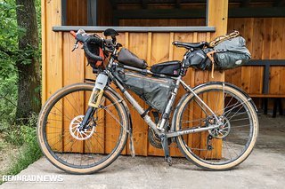 Zum Interview reiste er mit seinem selbst aufgebauten Randonneur an. Inklusive Ausrüstung wiegt das Gefährt 22 Kilo. Was in den Taschen ist, erklärte er auch