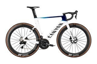 Das Canyon Aeroad CFR Disc Di2 kommt mit Rotor-Kurbel inkl. Powermeter, Shimano Dura Ace Di2 Komponenten und DT Swiss ARC 1100 Aero-Laufrädern