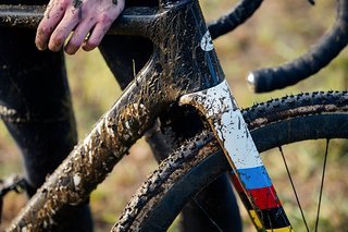 Nach dem Kauf von A Dugast durch Vittoria mussten wir eine Weile auf die ersten gemeinsamen Cyclocross Reifen warten. Nun sind die fünf traditionsreichen Dugast CX-Reifentypen aus neuer Produktion erhältlich..