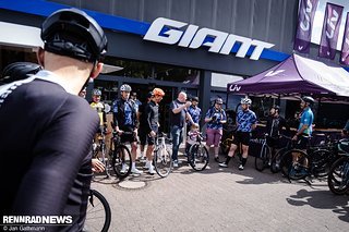 Vier verschiedene Rides like King starterten vor dem Giant Store in Düsseldorf.