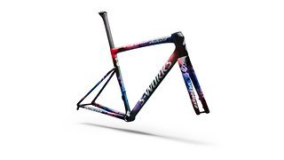 Der Carbon-Rahmen kommt mit der FACT 12r-Carbon-Gabel und der neuen SL8-Carbon-Sattelstütze.
