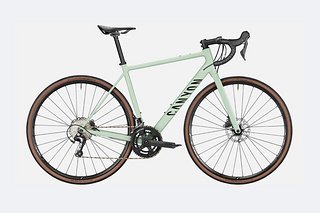 Das Canyon Endurace 6. Der Koblenzer Beitrag zu unseren Einsteiger-Rennrädern kommt mit Scheibenbremsen, Shimano Tiagra, eleganten Schweißnähten und 35 mm Reifenfreiheit.