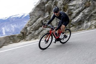 Mit dem Pinarello Nytro E Road soll auch das Bergabfahren Spaß machen