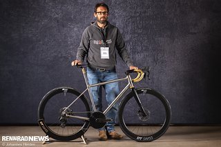 Robert von Big Forest Frameworks mit dem Edelstahl-Rennrad, zu dem er von einem vergoldeten Colnago inspiriert wurde.