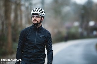 Die hoch abschließende Jacke sitzt sehr bequem und ist nicht zu knapp, aber körpernah geschnitten.