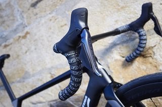 Die neuen Shimano Ultegra Di2 12-fach-Hebel funken ans Schaltwerk