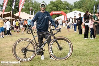 Auch Straßenfahrer-Legende und Neo Gravel-Racer Alejandro Valverde stand am Start.