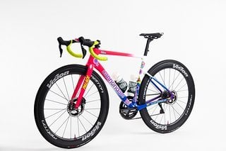 Das Cannondale SuperSix Evo HiMod  im Palace Design ist das Teambike der EF Teams bei der Tour de France