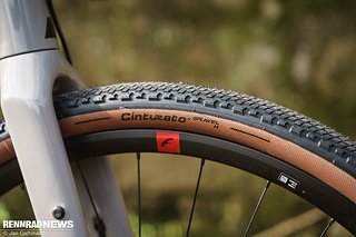 Der Pirelli Cinturato Gravel H-Reifen in 45 mm überraschte uns mit Vielseitigkeit und sehr gutem Leichtlauf.