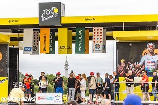 Auf dem offizielle Podium befinden sich noch keine Fahrer – dafür aber Fans mit dem Moment ihres Lebens.