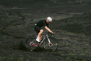 Kompaker Radstand, steiler Lenkwinkel, gemäßigt sportliche Sitzhaltung.
