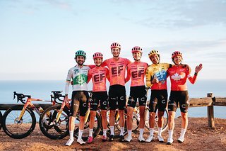 Auch das EF Education – Easy Post Team Kit 2024 dürfte im Peloton wieder auffallen.