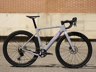 Das neue 3T Primo2 WPNT glänzt in neuen Farben und mit cleanem Cockpit.