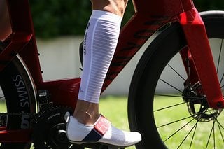 Sogenannte Aero Calf Sleeves sollen Aero-Einsparungen bis zu 8 Watt bei 45 km/h ermöglichen