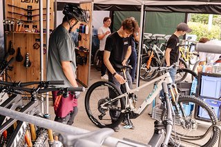 Es werden unter anderem Workshops für Fahrtechnik und Ernährung angeboten. Es werden unter anderem Workshops für Fahrtechnik und Ernährung angeboten.