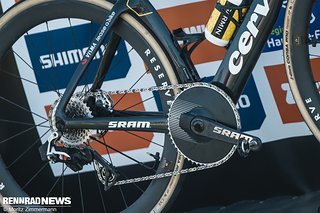 SRAM Red 1x12-Antrieb mit 52 Zähne-Kettenblatt und Wahoo-Pedalen. SRAM Red 1x12-Antrieb mit 52 Zähne-Kettenblatt und Wahoo-Pedalen.