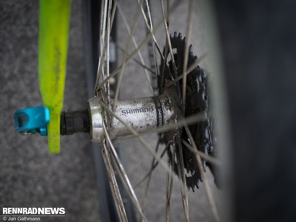 Teurere Gruppen, bessere Dichtungen? Muss nicht, findet Andy, hinten dreht sich nach 24.000 km noch die Original-Nabe Teurere Gruppen, bessere Dichtungen? Muss nicht, findet Andy, hinten dreht sich nach 24.000 km noch die Original-Nabe