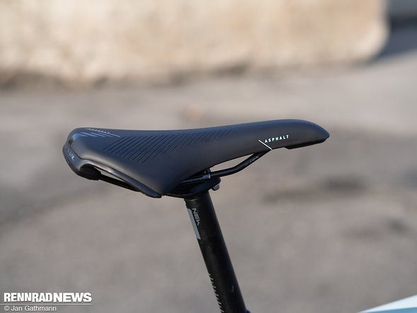 Der Selle Royal Asphalt Sattel ist zwar komfortabler als der Preis nahelegt, wurde aber im Test getauscht. Der Selle Royal Asphalt Sattel ist zwar komfortabler als der Preis nahelegt, wurde aber im Test getauscht.