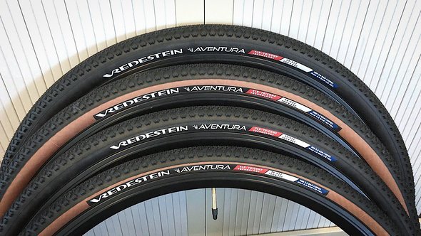 Neuer Vredestein Aventura Gravel Reifen: Tubeless Ready und in 38-622 sowie 44-622 mit zwei schwarzer oder naturfarbener Seitenwand zu haben Neuer Vredestein Aventura Gravel Reifen: Tubeless Ready und in 38-622 sowie 44-622 mit zwei schwarzer oder naturfarbener Seitenwand zu haben