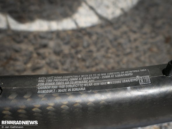 Die Mavic Carbon-Felge im Test war nur bis 5,5 bar mit 25 mm-Reifen frei gegeben. Hintergrund: Im schlauchlosen Betrieb wirken höhere Kräfte auf die Felge als mit Schlauch. Die Mavic Carbon-Felge im Test war nur bis 5,5 bar mit 25 mm-Reifen frei gegeben. Hintergrund: Im schlauchlosen Betrieb wirken höhere Kräfte auf die Felge als mit Schlauch.