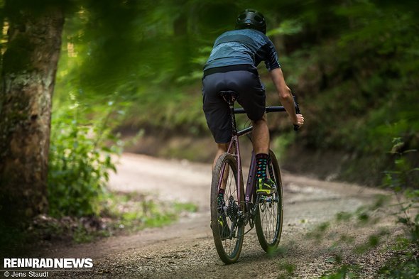 Bergauf geht es dank steifem Alu-Rahmen, leicht rollenden Reifen und leichten Carbon-Laufrädern kraftsparend Bergauf geht es dank steifem Alu-Rahmen, leicht rollenden Reifen und leichten Carbon-Laufrädern kraftsparend