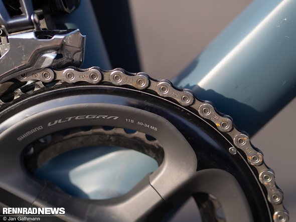 Eine Ultegra-Kurbel gibt es für das Geld sehr selten – die Kompakt-Abstufung bringt einen 1:1-Gang. Eine Ultegra-Kurbel gibt es für das Geld sehr selten – die Kompakt-Abstufung bringt einen 1:1-Gang.