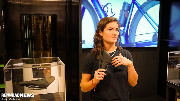 „Ganz nah dran am vollkommen individuellen Sattel“. Ananda Day von Technologie-Lieferant Carbon gab Einblicke in die Entwicklung. „Ganz nah dran am vollkommen individuellen Sattel“. Ananda Day von Technologie-Lieferant Carbon gab Einblicke in die Entwicklung.