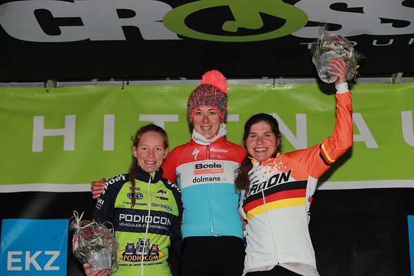 Bei der Elite Frauen wurde Marlene Petit Zweite, Christine Majerus gewann und Elisabeth Brandau kam auf den 3. Platz (von links) Bei der Elite Frauen wurde Marlene Petit Zweite, Christine Majerus gewann und Elisabeth Brandau kam auf den 3. Platz (von links)