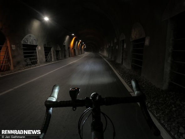 Die zweithellste Leuchtstufe – das Umgebungslicht im Tunnel verwässert den Eindruck etwas, aber der Unterschied ist klar zu erkennen Die zweithellste Leuchtstufe – das Umgebungslicht im Tunnel verwässert den Eindruck etwas, aber der Unterschied ist klar zu erkennen