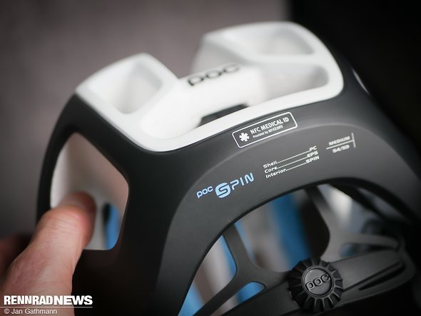 Der Zusatz "SPIN" weist auf die Polster mit Silikonschicht hin, die sich in sich verschieben können Der Zusatz "SPIN" weist auf die Polster mit Silikonschicht hin, die sich in sich verschieben können