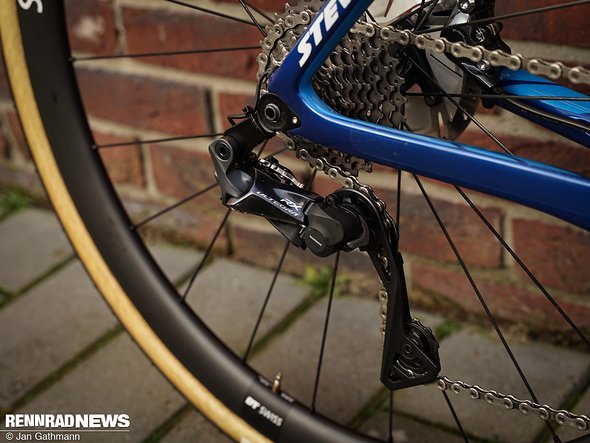 Auch wenn eine Dura Ace verbaut ist, kommt als Schaltwerk oft das gedämpte Ultegra RX-Modell zum Einsatz Auch wenn eine Dura Ace verbaut ist, kommt als Schaltwerk oft das gedämpte Ultegra RX-Modell zum Einsatz