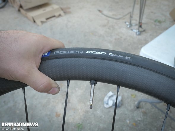 Wir sahen den Michelin Mechanikern bei Wechsel der Bereifung auf Tubeless Ready von über 20 Laufrädern verschiedener Hersteller zu. Wir sahen den Michelin Mechanikern bei Wechsel der Bereifung auf Tubeless Ready von über 20 Laufrädern verschiedener Hersteller zu.