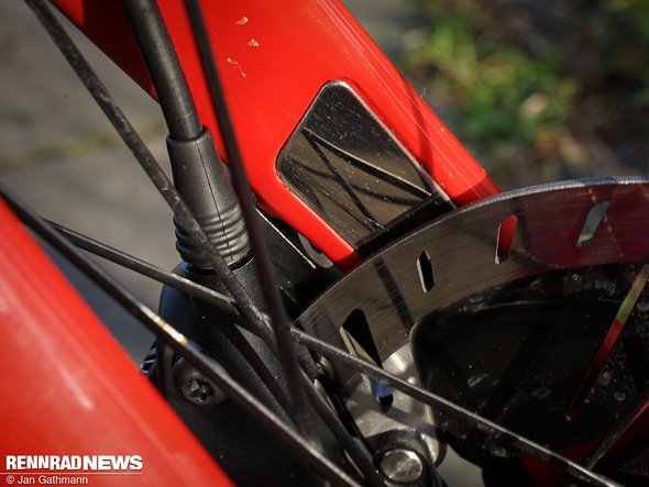Aber den Schutz vor Disc-Schrubben würde man sich auch an anderen Gabeln als der von 7Cycles wünschen Aber den Schutz vor Disc-Schrubben würde man sich auch an anderen Gabeln als der von 7Cycles wünschen