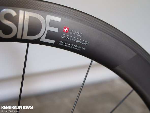 Mit 17 mm Maulweite empfiehlt Swiss Side vorne einen 23 mm-Reifen und hinten einen 25 mm-Reifen für beste Aero-Leistung Mit 17 mm Maulweite empfiehlt Swiss Side vorne einen 23 mm-Reifen und hinten einen 25 mm-Reifen für beste Aero-Leistung