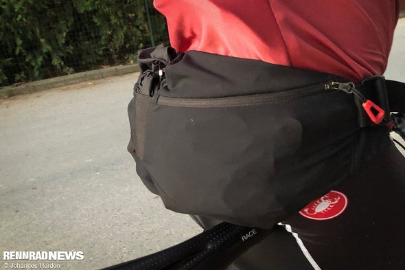 Die Wunsch-Satteltasche hat es nicht rechtzeitig geschafft, stattdessen vertraue ich wieder auf die Hüfttasche von Bontrager, die mir schon auf den 220 km sehr gute Dienste geleistet hatte Die Wunsch-Satteltasche hat es nicht rechtzeitig geschafft, stattdessen vertraue ich wieder auf die Hüfttasche von Bontrager, die mir schon auf den 220 km sehr gute Dienste geleistet hatte