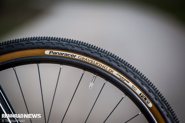 Gelungene Allroundreifen mit mehr Gripp im Gelände und gutem Lauf auf der Straße sind der Panaracer Gravelking SK in 650b ... Gelungene Allroundreifen mit mehr Gripp im Gelände und gutem Lauf auf der Straße sind der Panaracer Gravelking SK in 650b ...