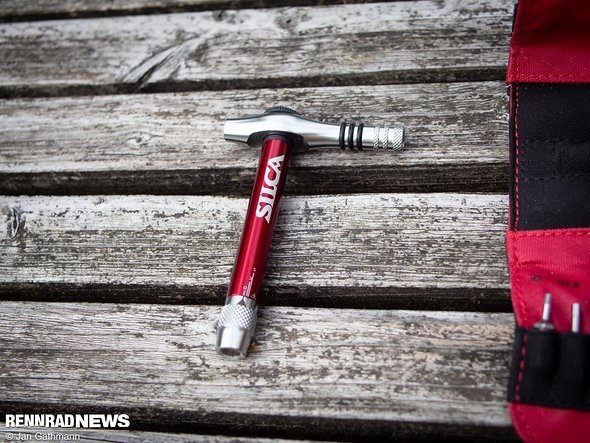 Ebenso der Aufsatz für die Bit-Aufnahme mit dem Drehmoment-Indikator - er ist bei Silca auch einzeln zu haben und hat nun drei Skalen Ebenso der Aufsatz für die Bit-Aufnahme mit dem Drehmoment-Indikator - er ist bei Silca auch einzeln zu haben und hat nun drei Skalen