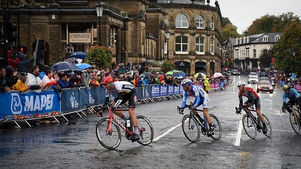Nils Politt (im Bild vorne) und John Degenkolb waren die beiden Deutschen, die es in Ziel schafften,.. Nils Politt (im Bild vorne) und John Degenkolb waren die beiden Deutschen, die es in Ziel schafften,..