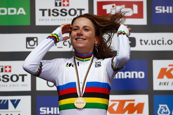 Annemiek van Vleuten schlüpft zum zweiten Mal in Folge ins Regenbogentrikot Annemiek van Vleuten schlüpft zum zweiten Mal in Folge ins Regenbogentrikot